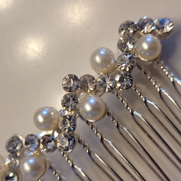 Pair of Hair Comb Faux Pearls & Crystals On Silver-tone Metal - Picture 3 of 13